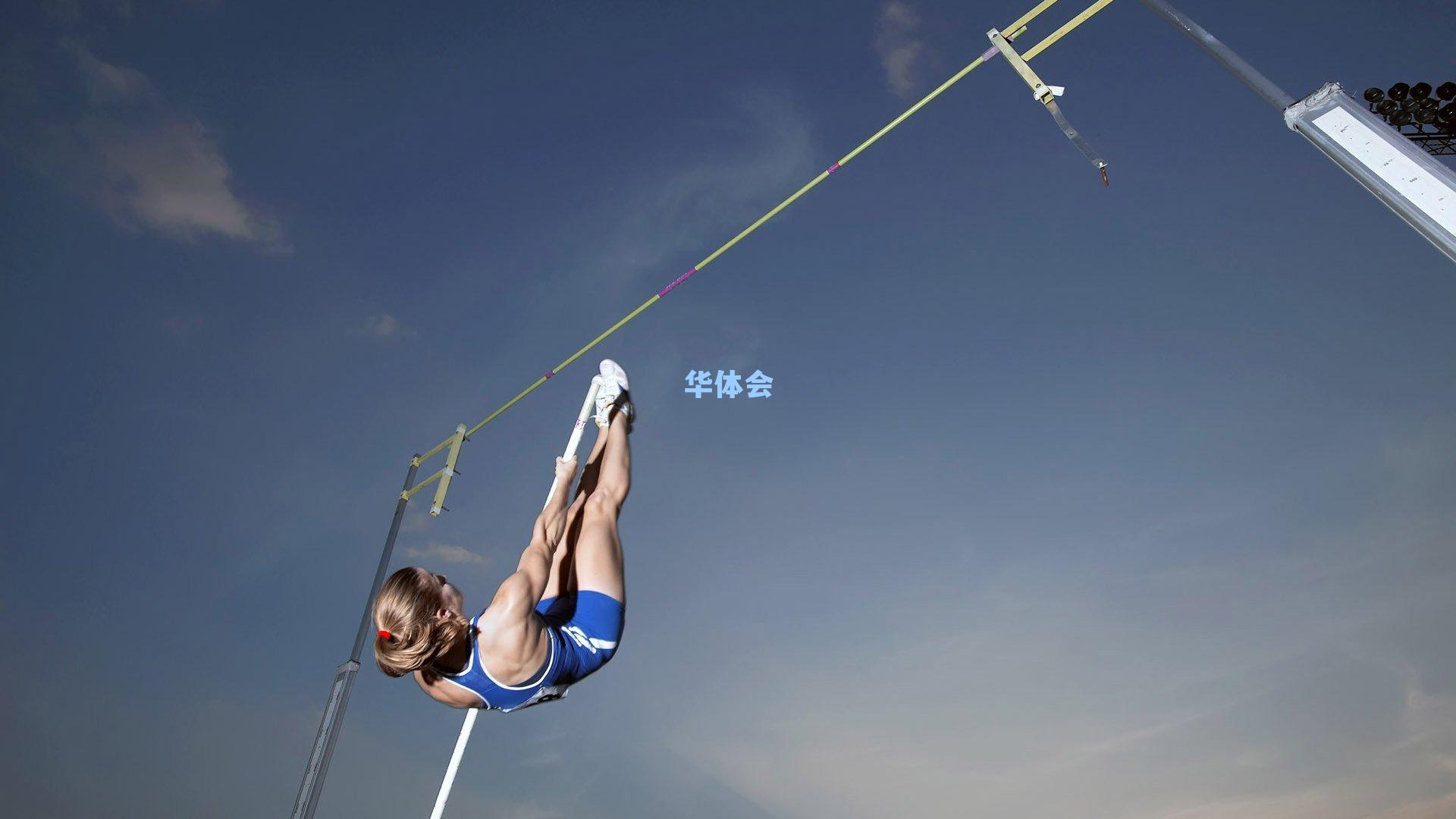 世体独家，莱万点亮帝国大厦致敬祖国，波兰独立日闪耀纽约夜空